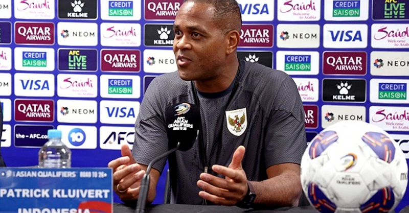 hlv-kluivert-doi-dien-lan-song-sa-thai-cuc-lon-tu-fan-indo