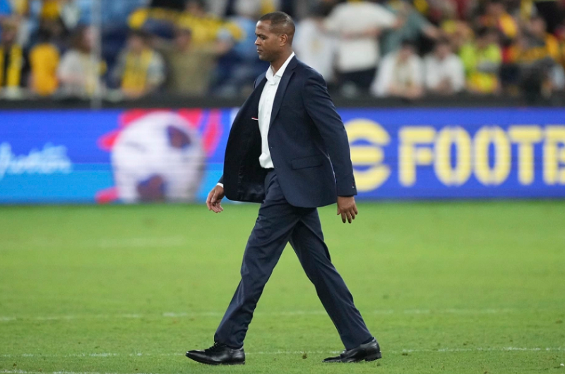hlv-kluivert-doi-dien-lan-song-sa-thai-cuc-lon-tu-fan